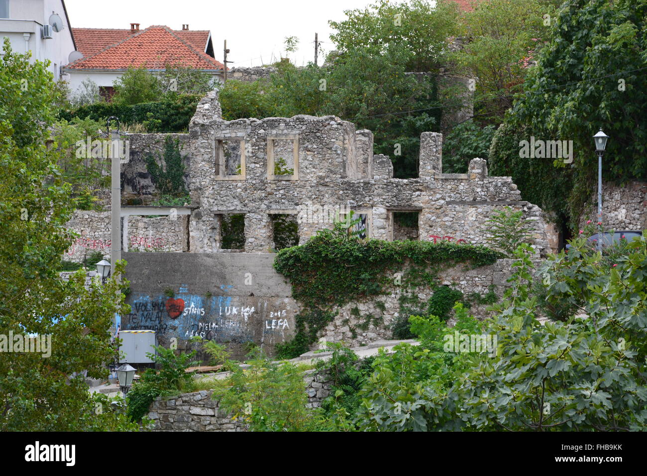 Un bâtiment détruit pendant la guerre de Bosnie à Mostar. Banque D'Images