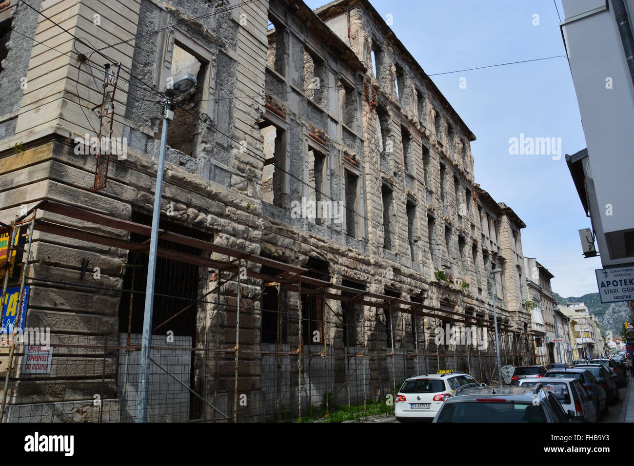 Un bâtiment détruit pendant la guerre de Bosnie à Mostar. Banque D'Images