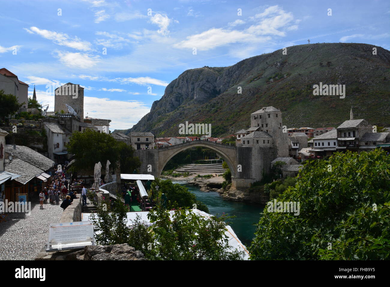 Les marchés touristiques près du 16ème siècle reconstruite pont ottoman Stari Most ou vieux pont de Mostar. Banque D'Images