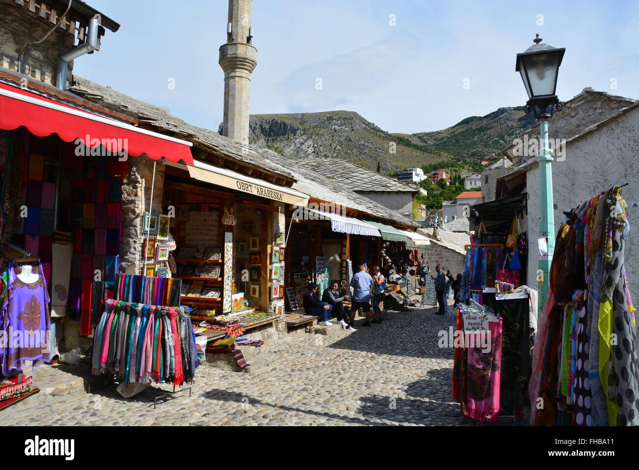 La rue pavée des marchés touristiques près du 16ème siècle reconstruite pont ottoman Stari Most ou vieux pont de Mostar. Banque D'Images