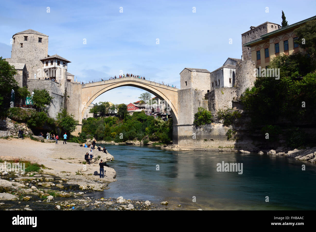 Les gens se rassemblent pour regarder les plongeurs locaux et touristes aventureux sauter du 16ème siècle reconstruite pont ottoman Stari Most ou vieux pont de Mostar. Banque D'Images