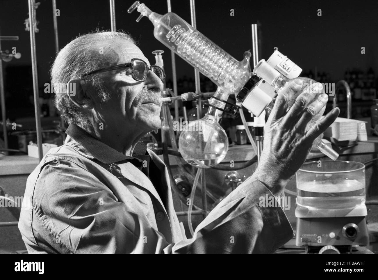 Chimiste Max Tishler, photographié environ 1982, dans son laboratoire de l'Université Wesleyan. Banque D'Images