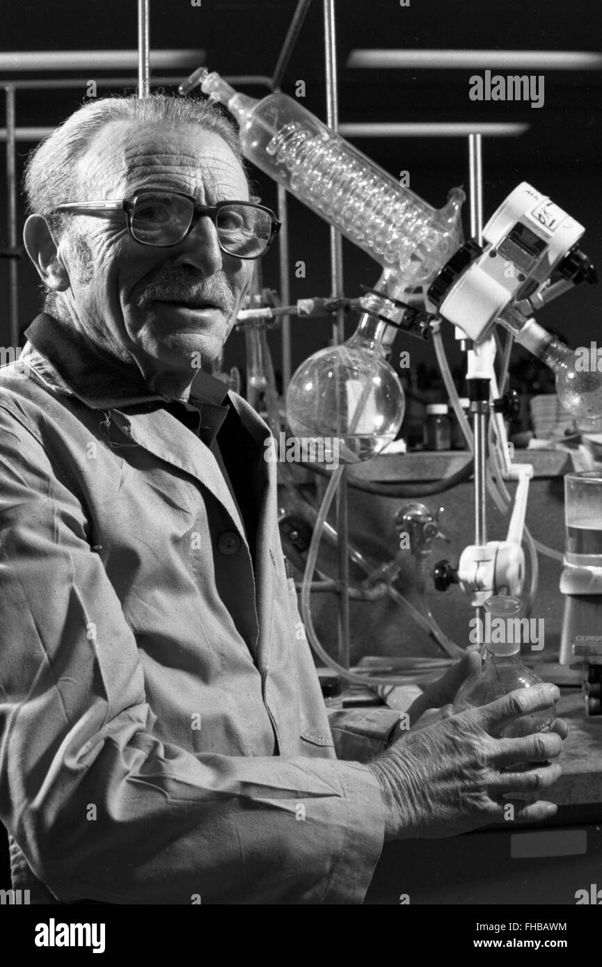Chimiste Max Tishler, photographié environ 1982, dans son laboratoire de l'Université Wesleyan. Banque D'Images