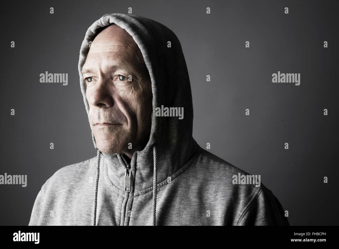 Portrait of man wearing Hooded Jacket gris Banque D'Images
