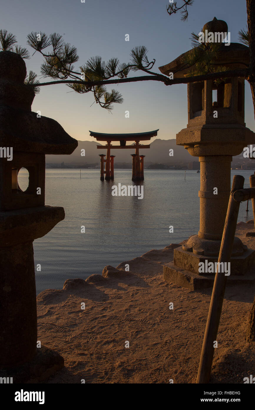 Le Japon Miyajima Itsukushima grand torii rouge Banque D'Images