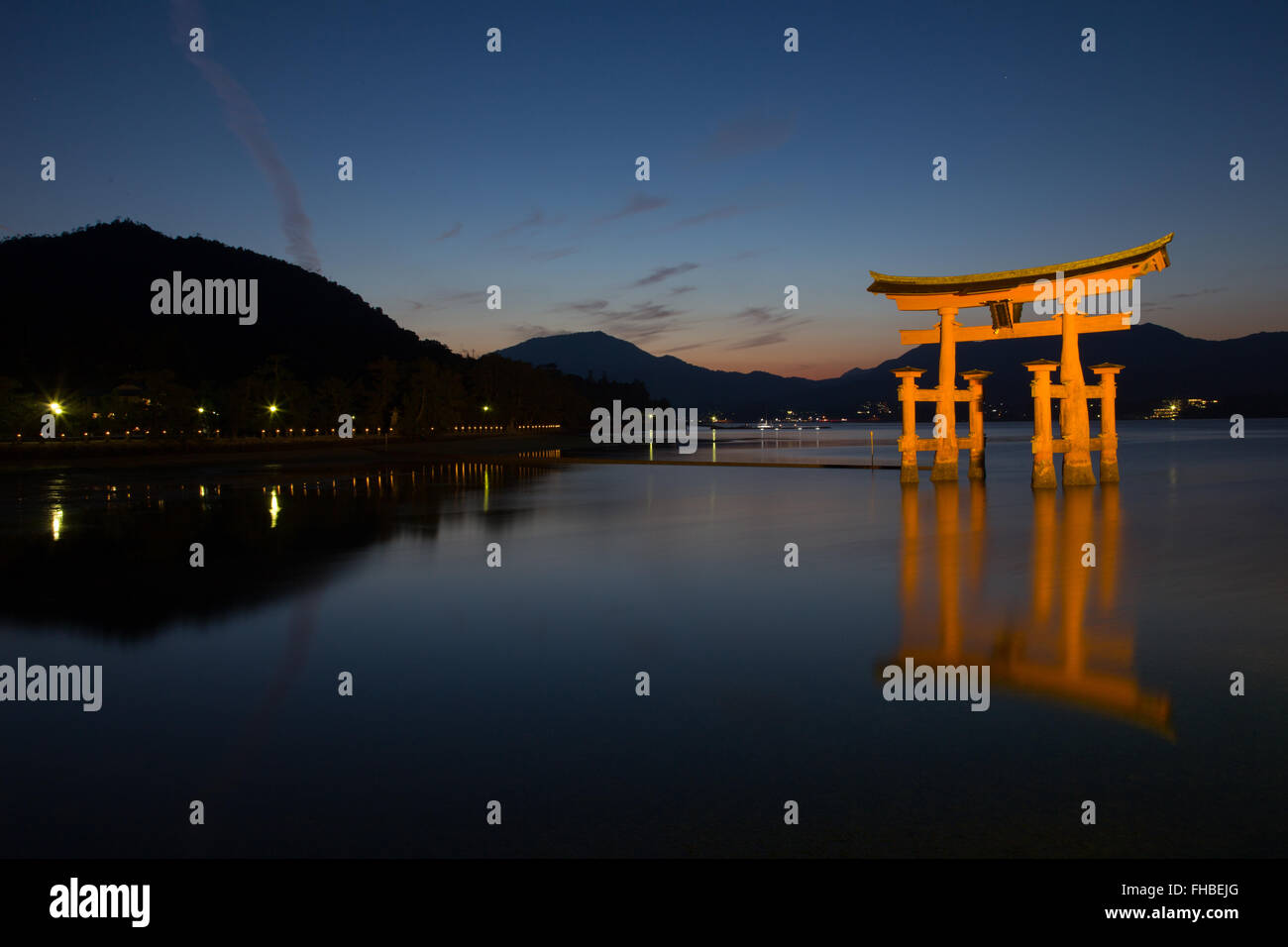 Le Japon Miyajima Itsukushima grand torii rouge Banque D'Images