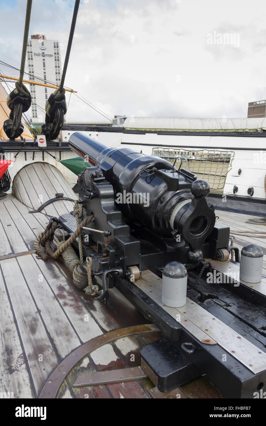 L'avant placé 110 se chargeant par le canon de six livres sur le pont supérieur du HMS Warrior à Portsmouth Historic Dockyard. Banque D'Images