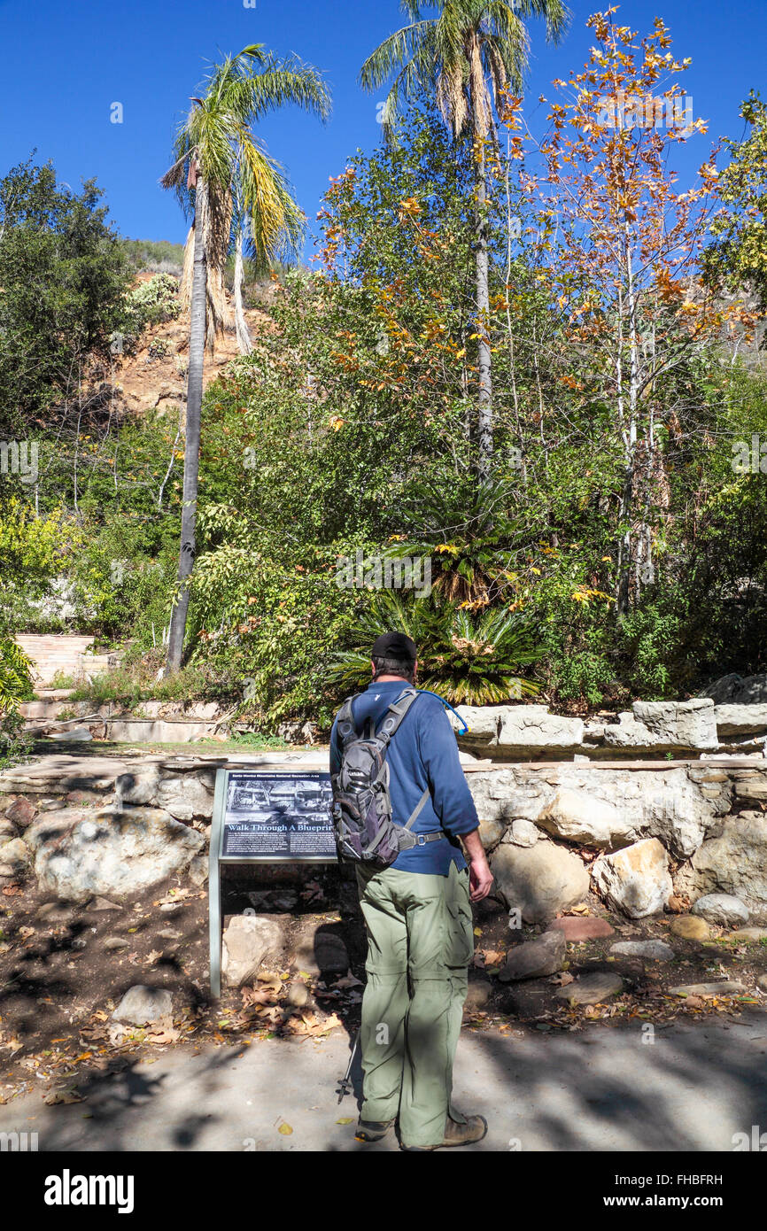 Panneau d'interprétation lit randonneur au Solstice Canyon dans les montagnes de Santa Monica Banque D'Images