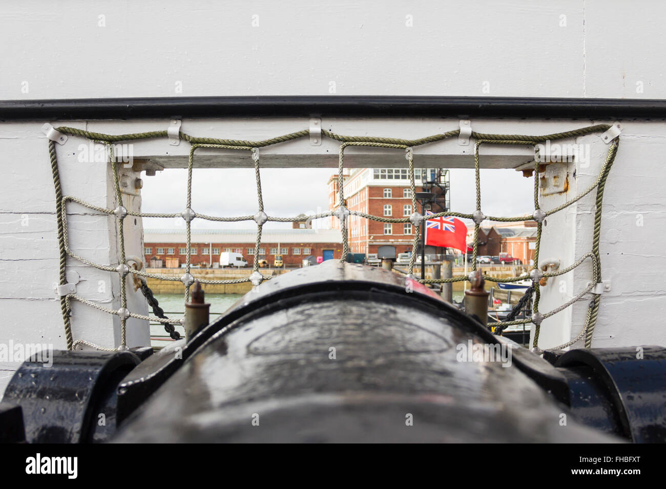 Observation le long du canon d'un petit canon sur le pont supérieur du HMS Warrior à Portsmouth Historic Dockyard. Banque D'Images