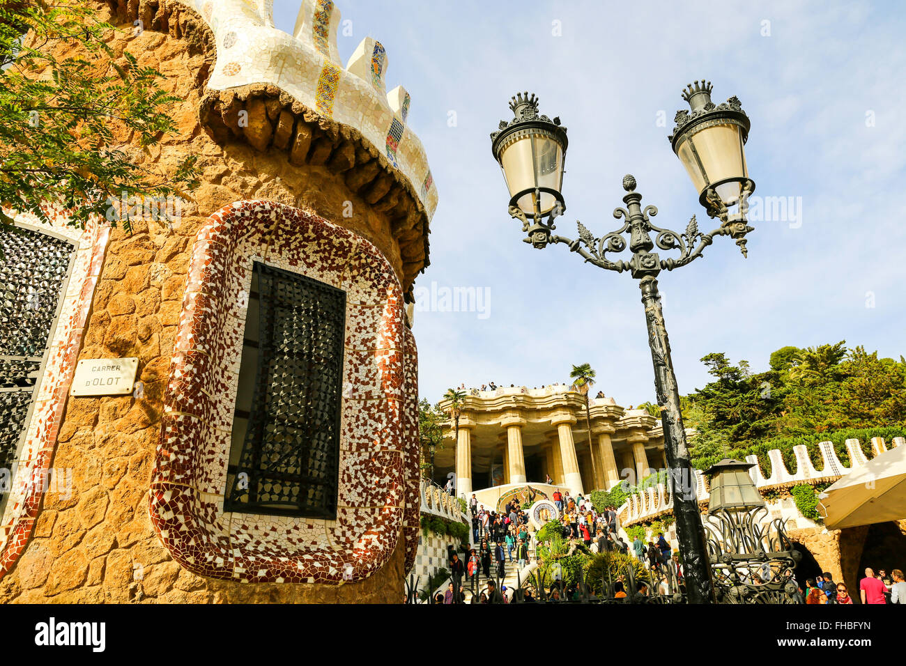 Vue sur la façade d'épices maison de l'architecte Gaudi et le Parc Guell à Barcelone, un jour ensoleillé de l'Espagne. Banque D'Images