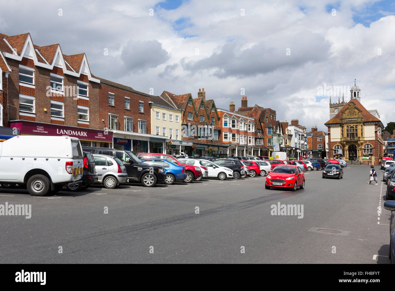 Haut de Marlborough Street, à vers le nord en direction de l'hôtel de ville de 1902. High Street Marlborough est parmi le plus grand de la UK Banque D'Images