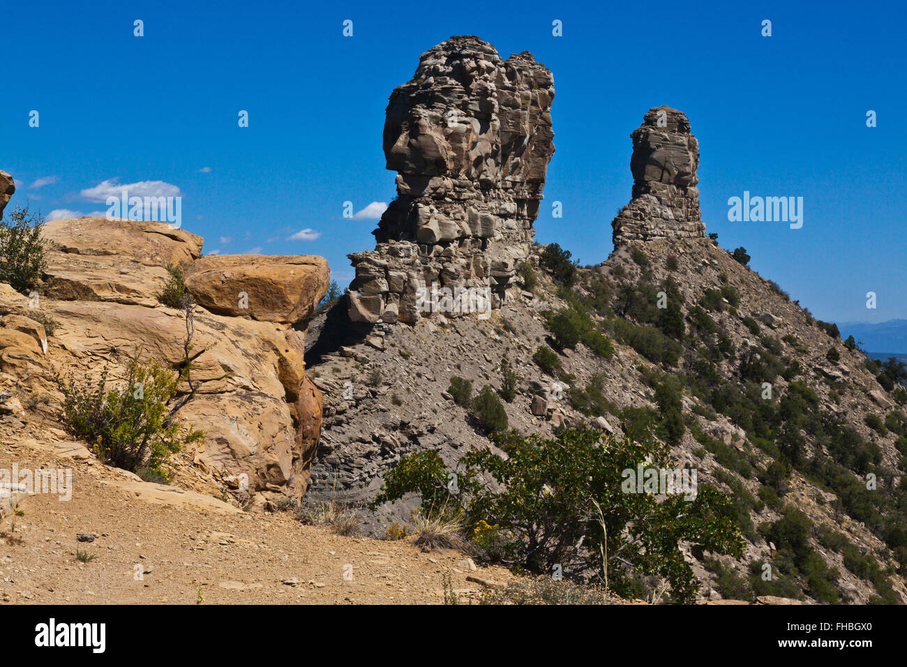 Vue des deux pinacles à CHIMNEY ROCK NATIONAL MONUMENT - LE SUD DU COLORADO Banque D'Images