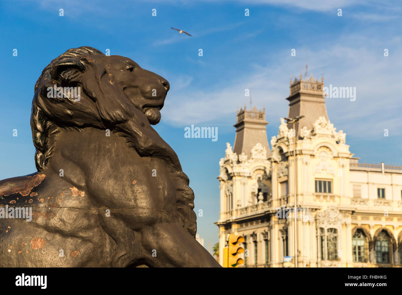 Détail statue de lion à la base du monument de Christophe Colomb à Barcelone Banque D'Images