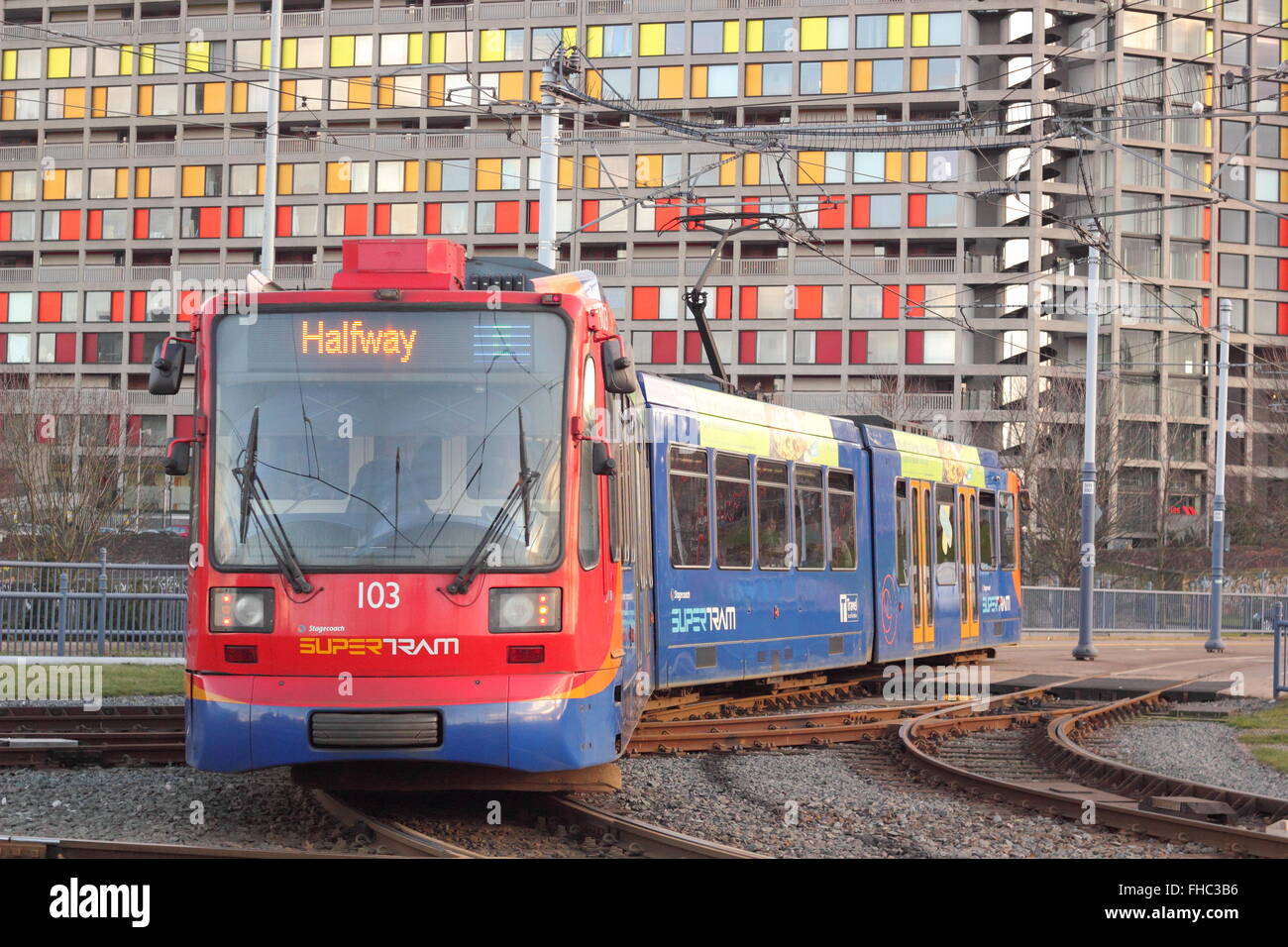 Un tramway passe par un bloc d'appartements rénové sur le Park Hill Housing Estate dans le centre de la ville de Sheffield, Royaume-Uni Banque D'Images