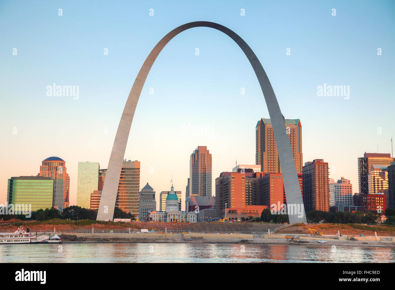 Centre-ville de St Louis, MO avec l'ancien palais de justice et la Gateway Arch au lever du soleil Banque D'Images