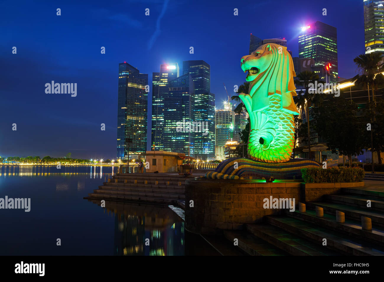 Singapour - 31 OCTOBRE : Aperçu de la marina bay avec le Merlion, le 31 octobre 2015 à Singapour. Banque D'Images