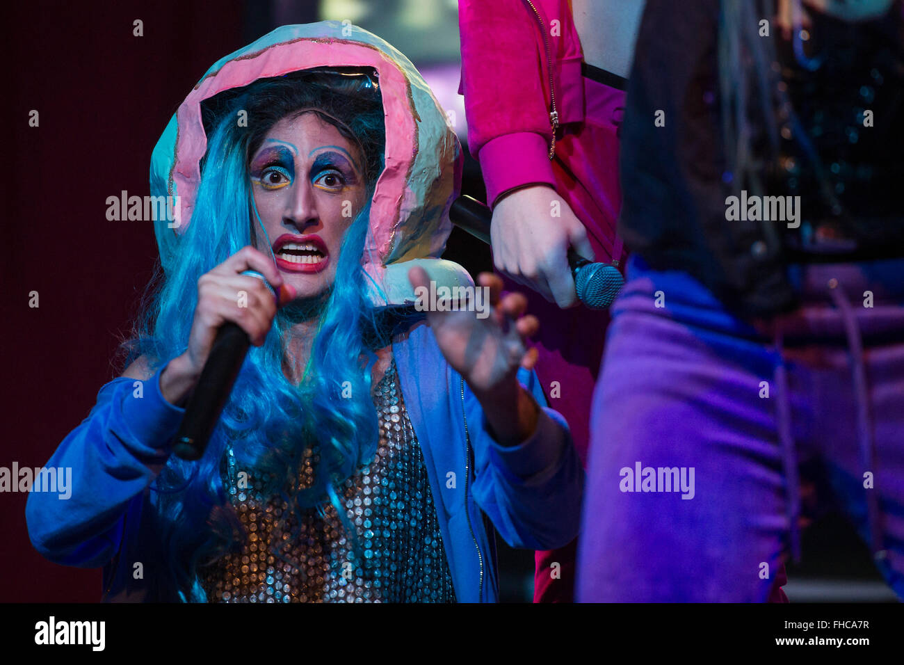 Londres, Royaume-Uni. Feb 24, 2016. Denim, une comédie musicale fondé Cambridge faites glisser les pays fournisseurs qui l'été dernier réalisé avec Florence et la Macvhine, effectuer leur tout nouveau spectacle au festival interstellaire Vault. Le spectacle tourne froim 24 févr. au 6 mars 2016. Crédit : Guy Bell/Alamy Live News Banque D'Images