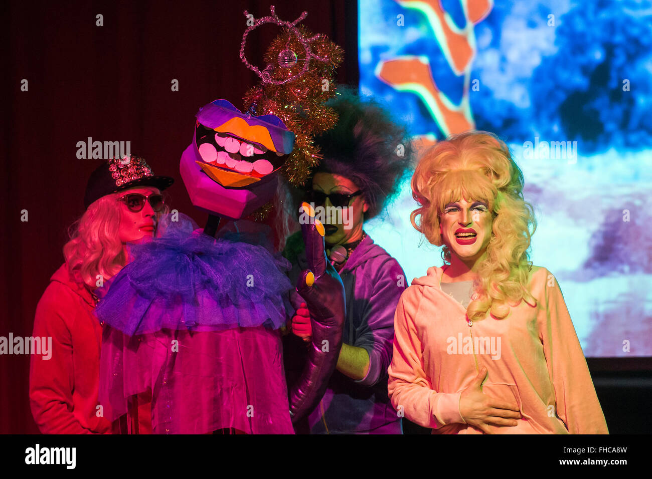 Londres, Royaume-Uni. Feb 24, 2016. Denim, une comédie musicale fondé Cambridge faites glisser les pays fournisseurs qui l'été dernier réalisé avec Florence et la Macvhine, effectuer leur tout nouveau spectacle au festival interstellaire Vault. Le spectacle tourne froim 24 févr. au 6 mars 2016. Crédit : Guy Bell/Alamy Live News Banque D'Images