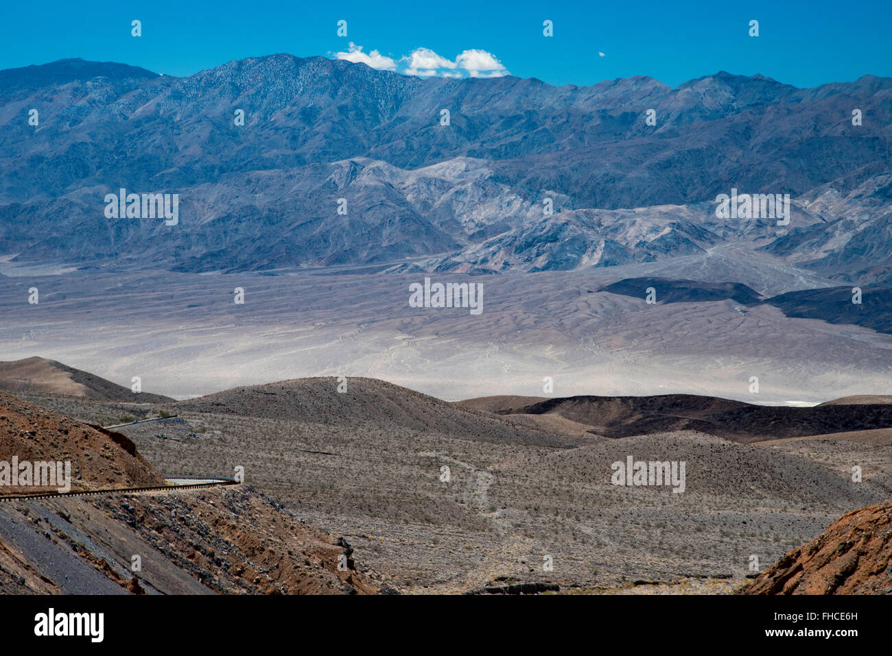 Plus à la Death Valley National Park avec route sinueuse de la vallée en dessous. Banque D'Images