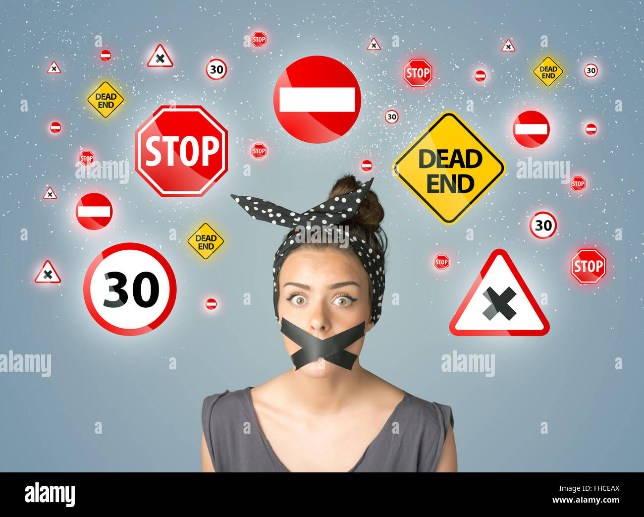 Jeune femme avec bouche collés et les feux de circulation Banque D'Images