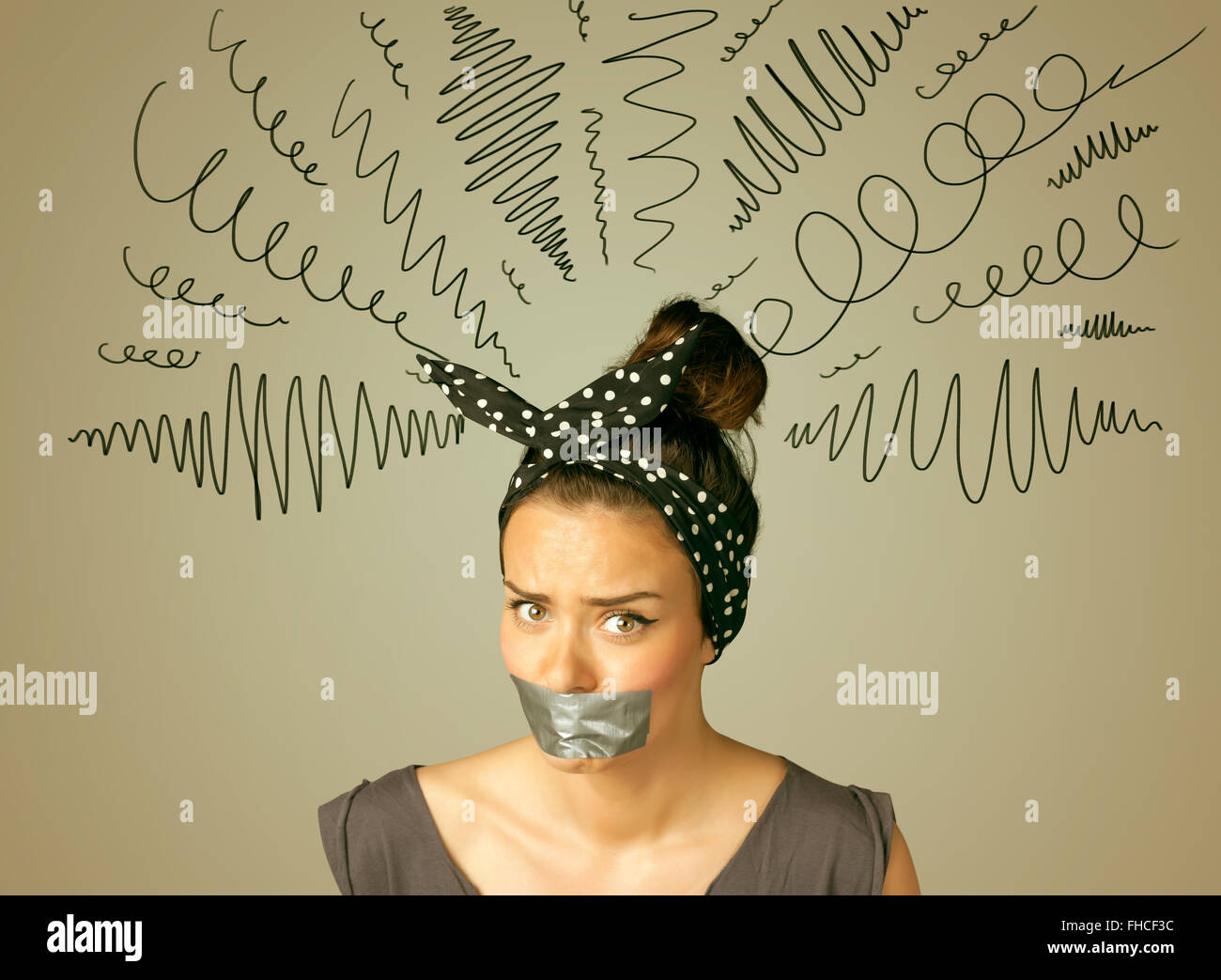 Jeune femme avec la bouche et lignes bouclés collés Banque D'Images