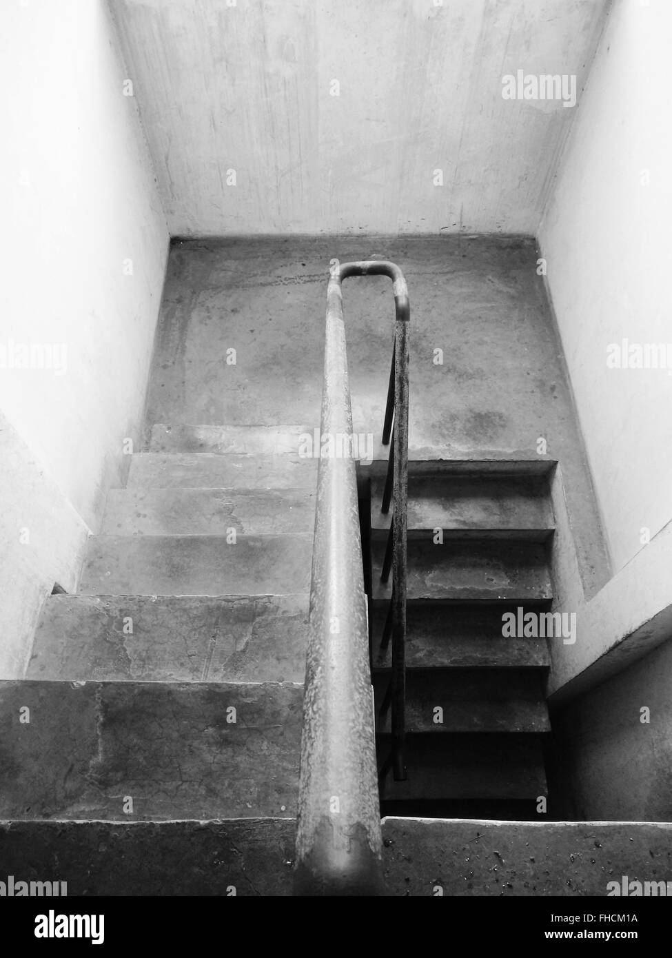 Escaliers de ciment noir-blanc. Banque D'Images