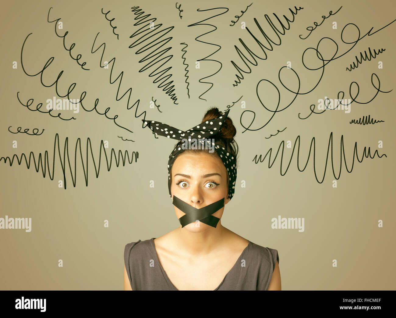 Jeune femme avec la bouche et lignes bouclés collés Banque D'Images