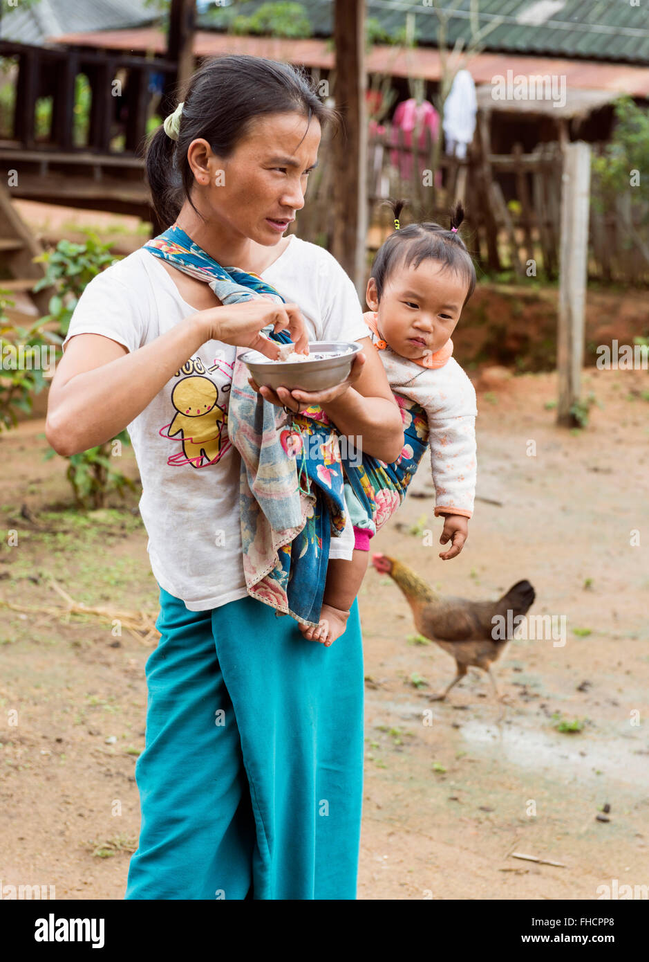 Mère et enfant dans un village Akha, Birmanie Banque D'Images