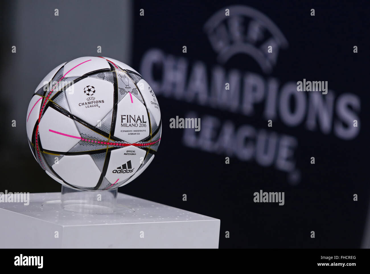 Kiev, Ukraine. 24 Février, 2016. Deux Ligue des Champions la saison 2016 Ball Adidas Finale (Milano) au cours de l'UEFA Champions League Round 16 match de football FC Dynamo Kyiv vs Manchester City FC à NSC Olimpiyskyi stadium à Kiev, le 24 février 2016. Crédit : Oleksandr Prykhodko/Alamy Live News Banque D'Images