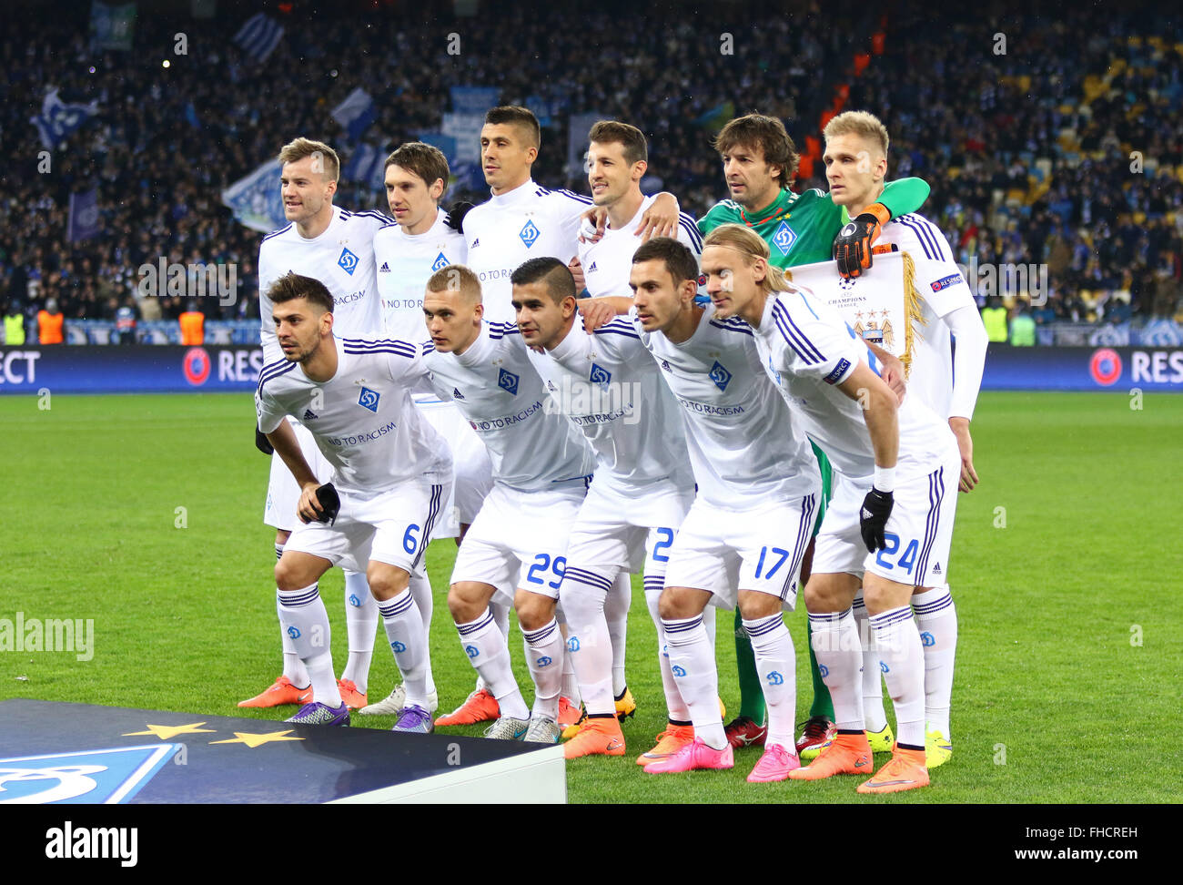 Kiev, Ukraine. 24 Février, 2016. Les joueurs de l'équipe FC Dynamo Kiev posent pour une photo de groupe avant l'UEFA Champions League Round 16 match de football FC Dynamo Kyiv vs Manchester City FC à NSC Olimpiyskyi stadium à Kiev, le 24 février 2016. Crédit : Oleksandr Prykhodko/Alamy Live News Banque D'Images