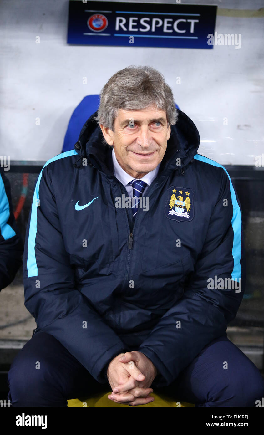 Kiev, Ukraine. 24 Février, 2016. Manchester City FC manager Manuel Pellegrini cherche sur pendant l'UEFA Champions League Round 16 match de football FC Dynamo Kyiv vs Manchester City FC à NSC Olimpiyskyi stadium à Kiev, le 24 février 2016. Crédit : Oleksandr Prykhodko/Alamy Live News Banque D'Images