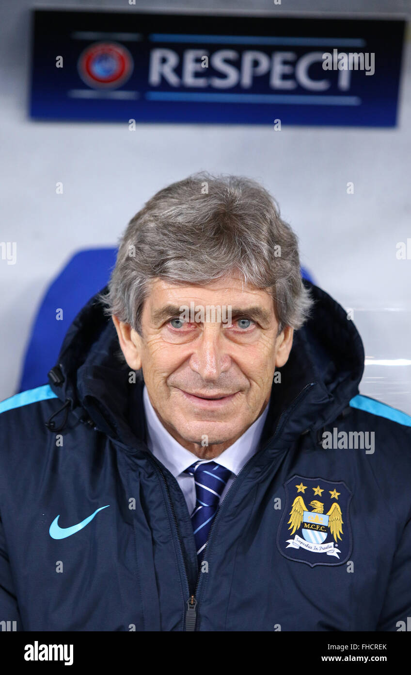 Kiev, Ukraine. 24 Février, 2016. Manchester City FC manager Manuel Pellegrini cherche sur pendant l'UEFA Champions League Round 16 match de football FC Dynamo Kyiv vs Manchester City FC à NSC Olimpiyskyi stadium à Kiev, le 24 février 2016. Crédit : Oleksandr Prykhodko/Alamy Live News Banque D'Images