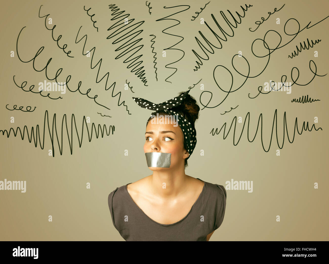 Jeune femme avec la bouche et lignes bouclés collés Banque D'Images