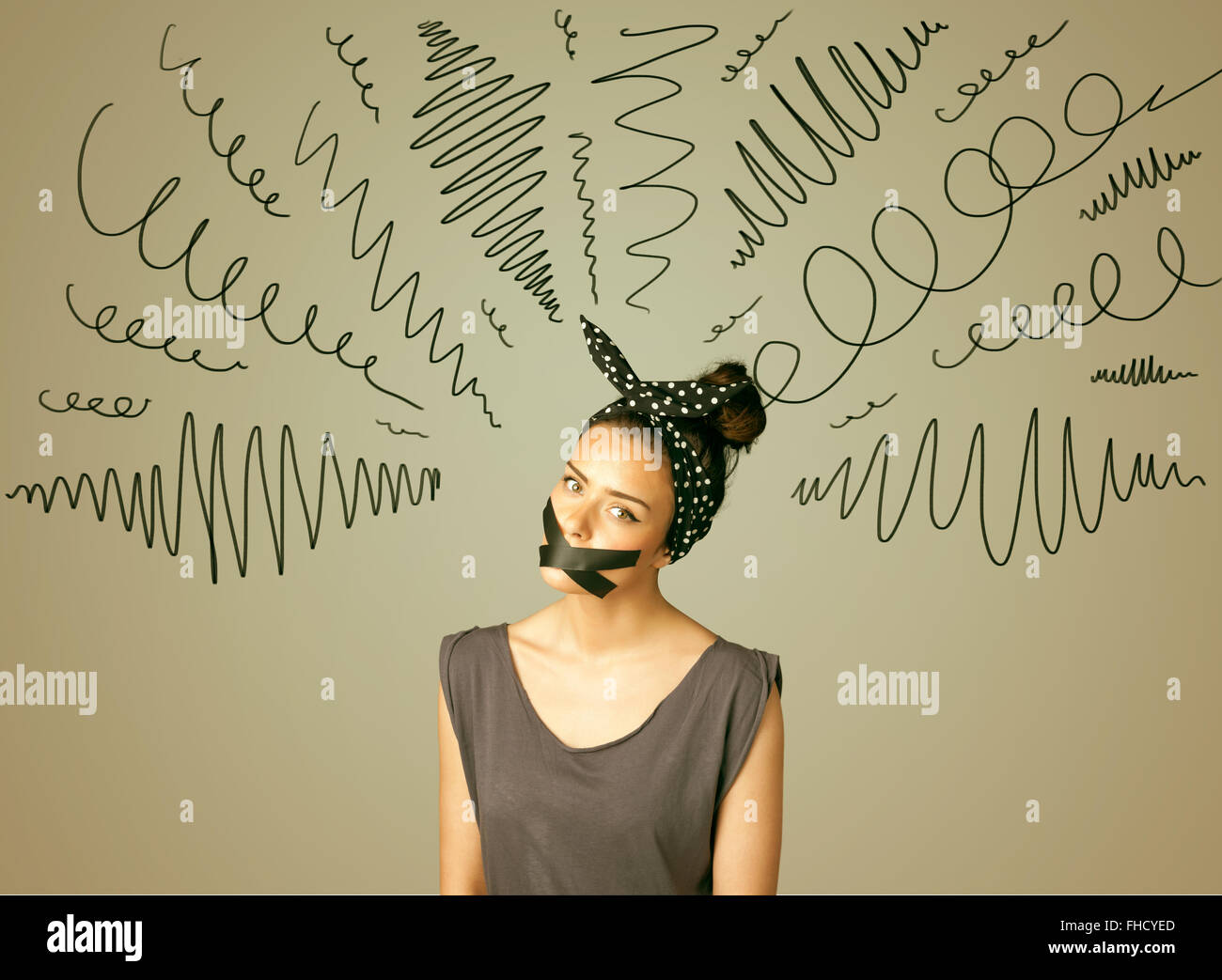 Jeune femme avec la bouche et lignes bouclés collés Banque D'Images