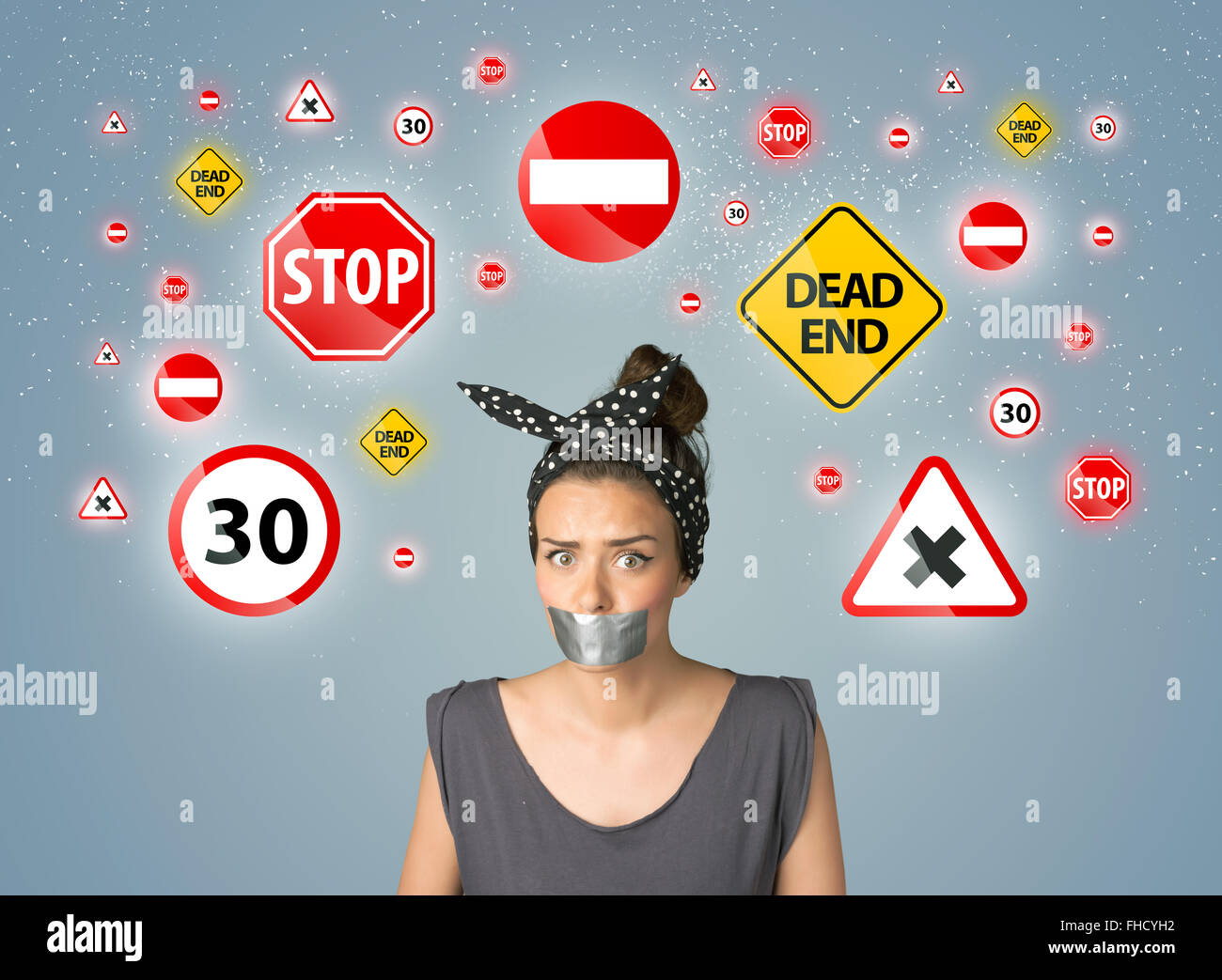 Jeune femme avec bouche collés et les feux de circulation Banque D'Images