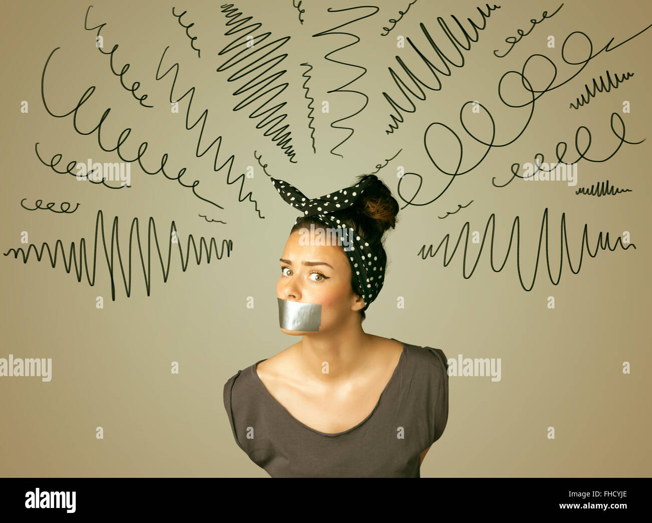 Jeune femme avec la bouche et lignes bouclés collés Banque D'Images