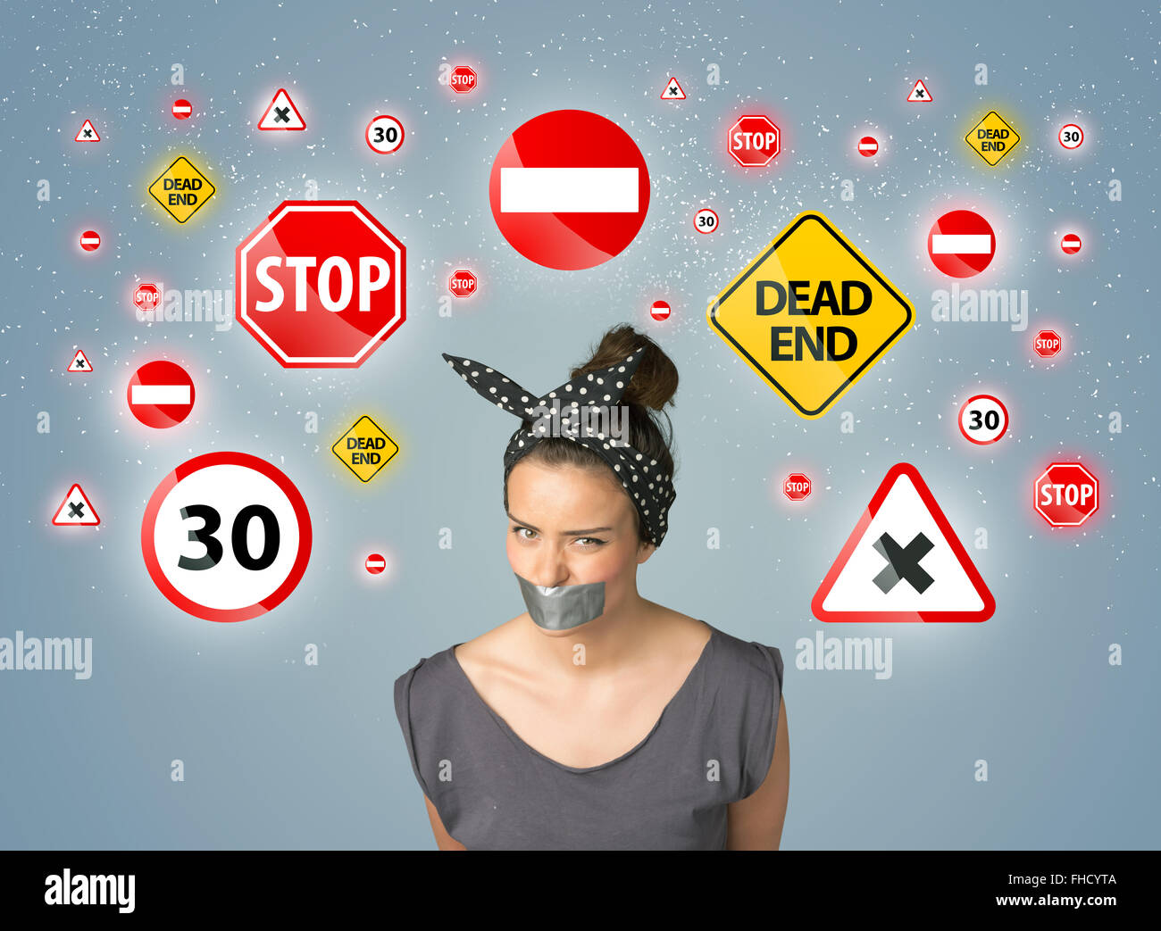 Jeune femme avec bouche collés et les feux de circulation Banque D'Images