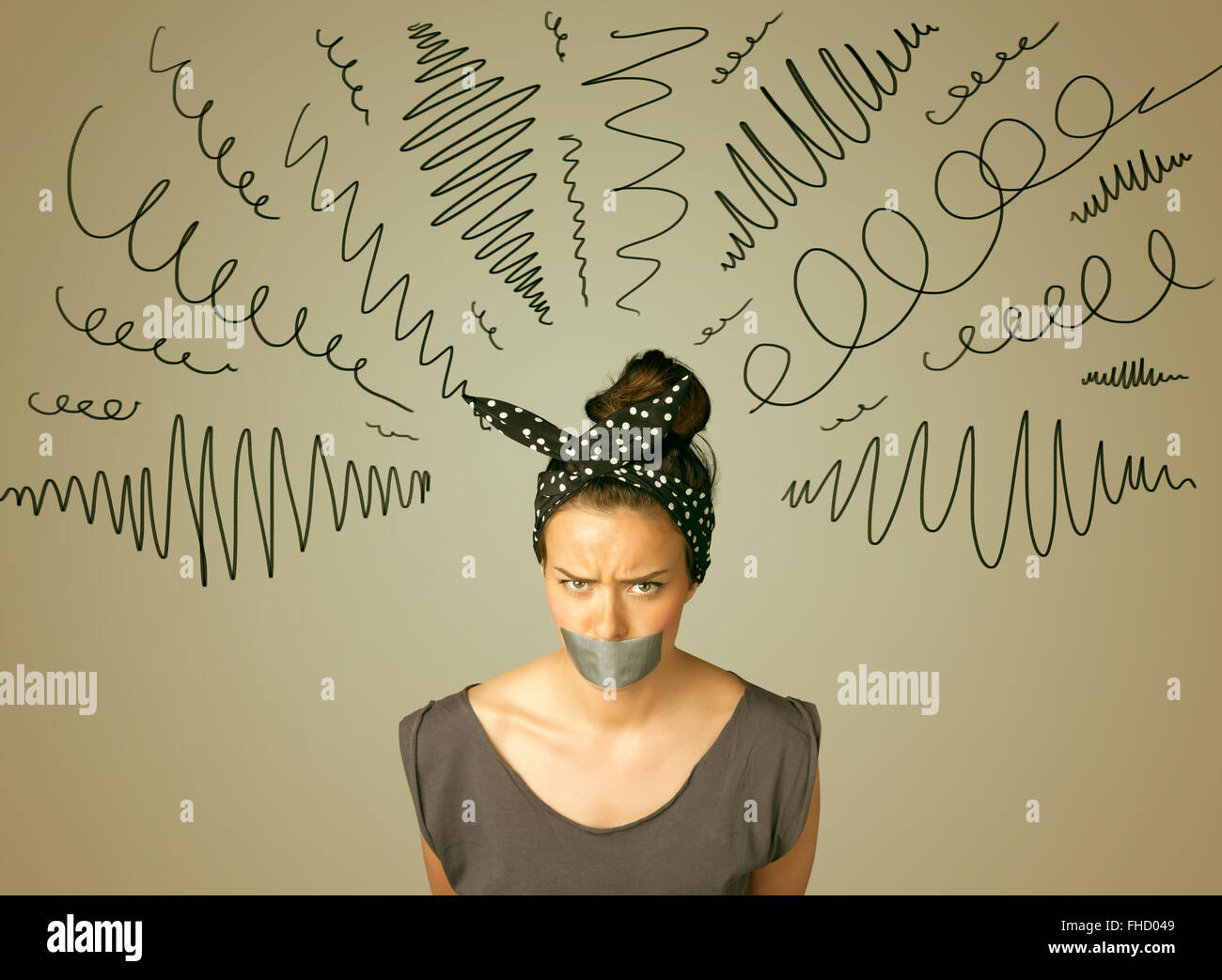 Jeune femme avec la bouche et lignes bouclés collés Banque D'Images