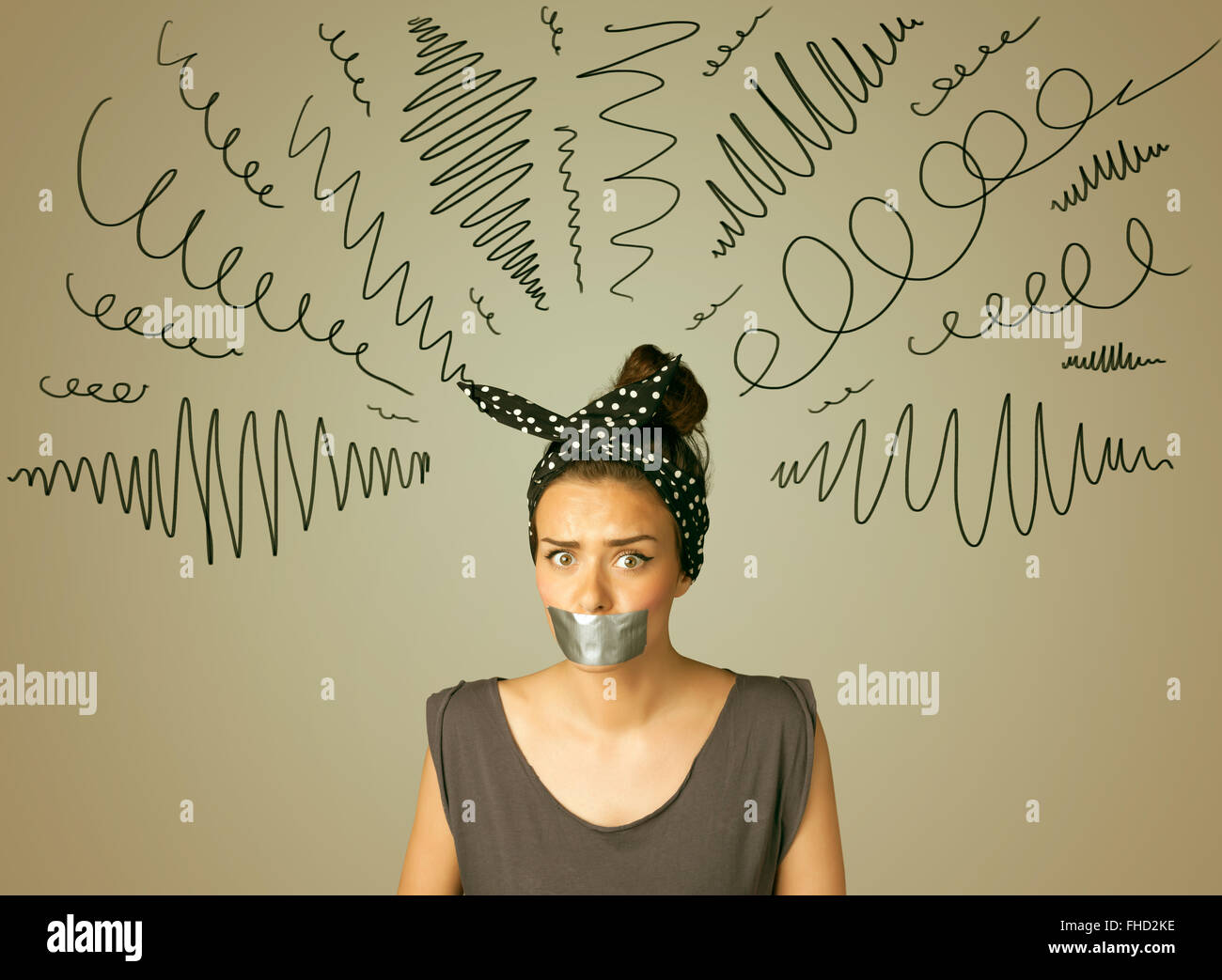 Jeune femme avec la bouche et lignes bouclés collés Banque D'Images