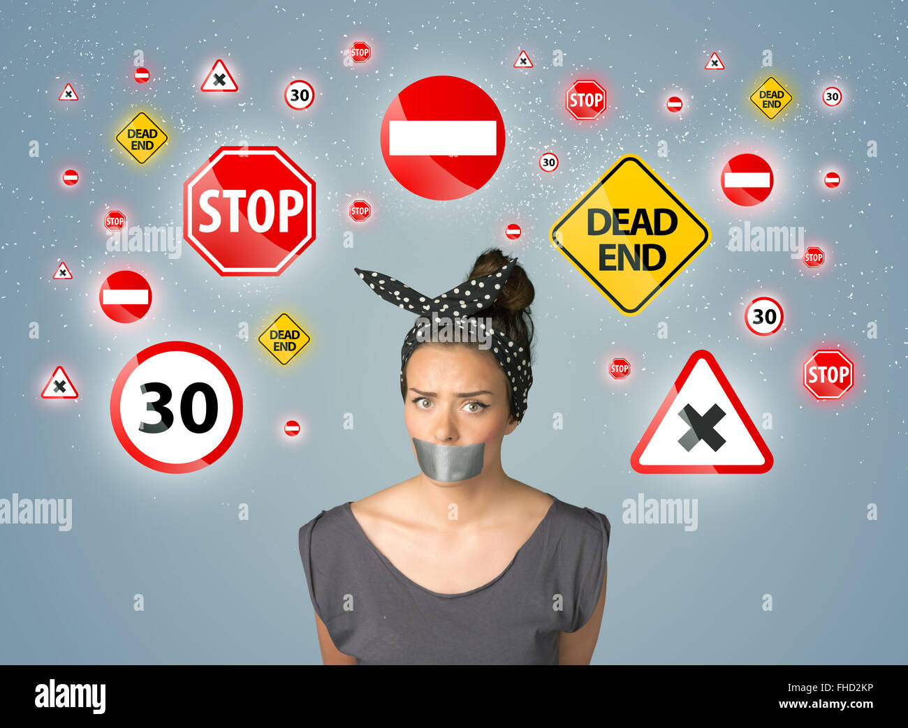 Jeune femme avec bouche collés et les feux de circulation Banque D'Images