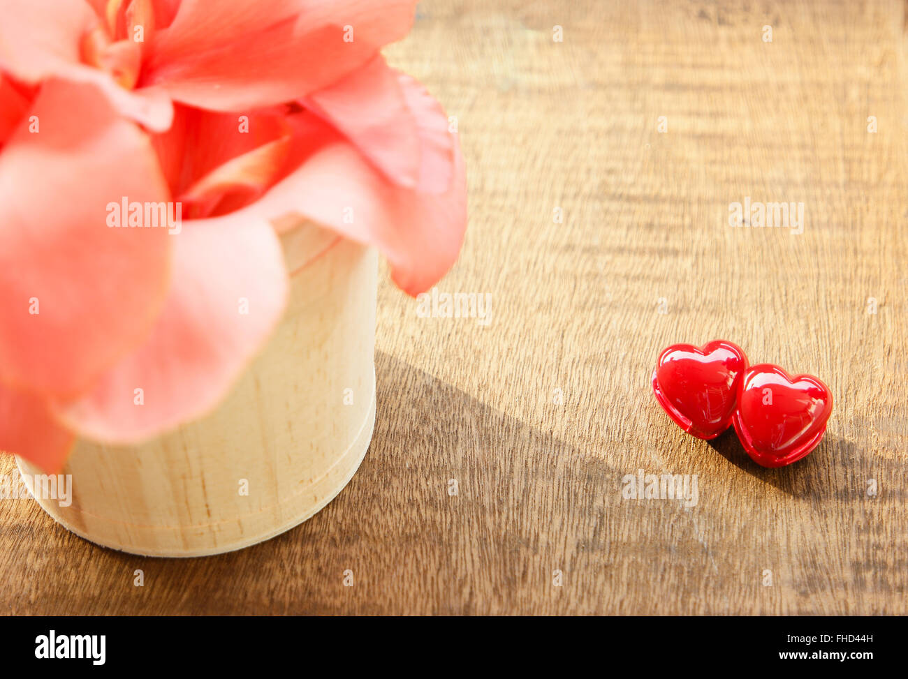 Valentines Day background avec coeurs rouges et de fleurs Banque D'Images