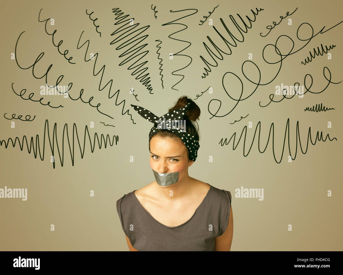 Jeune femme avec la bouche et lignes bouclés collés Banque D'Images