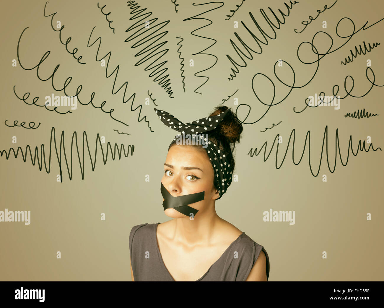 Jeune femme avec la bouche et lignes bouclés collés Banque D'Images