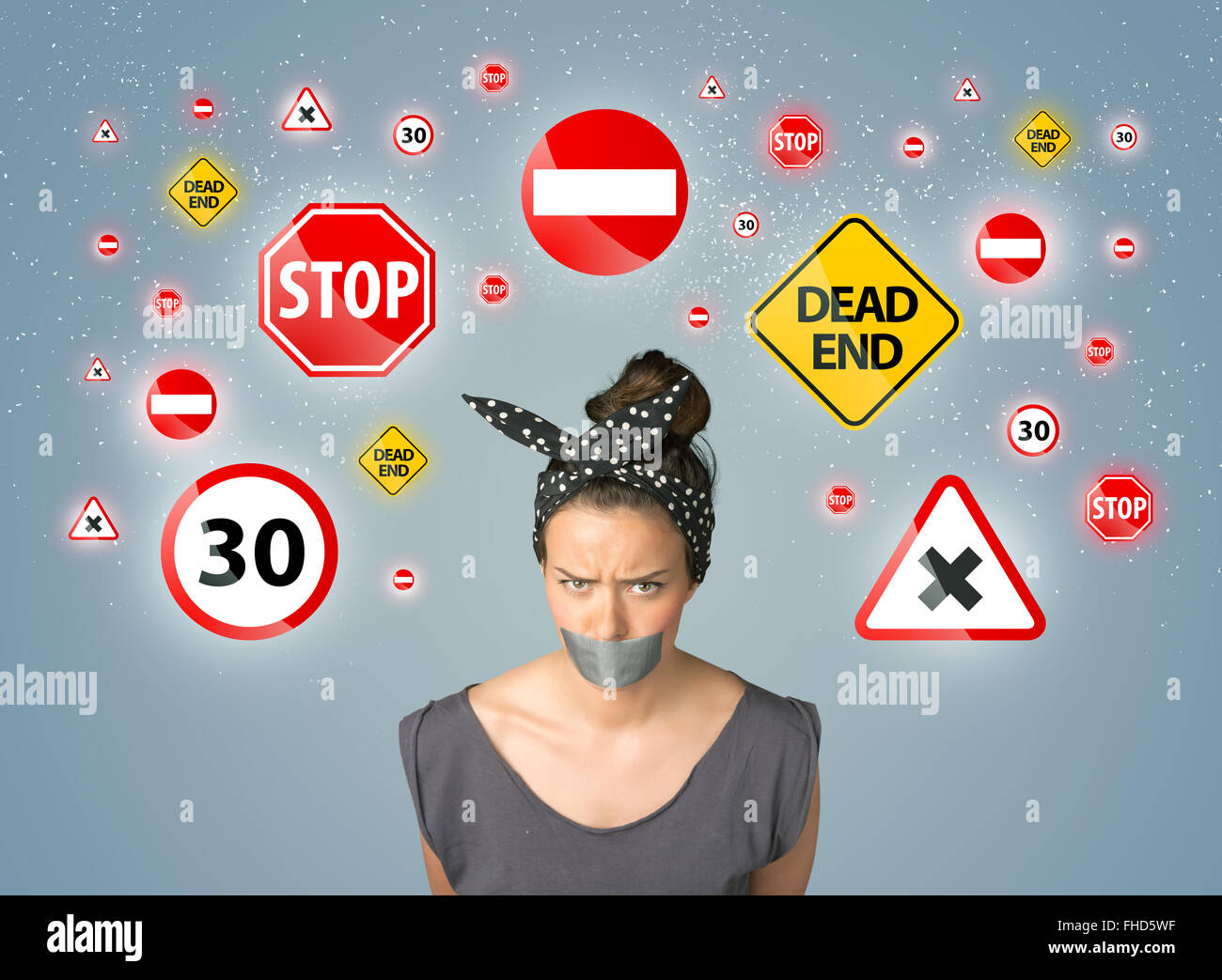 Jeune femme avec bouche collés et les feux de circulation Banque D'Images