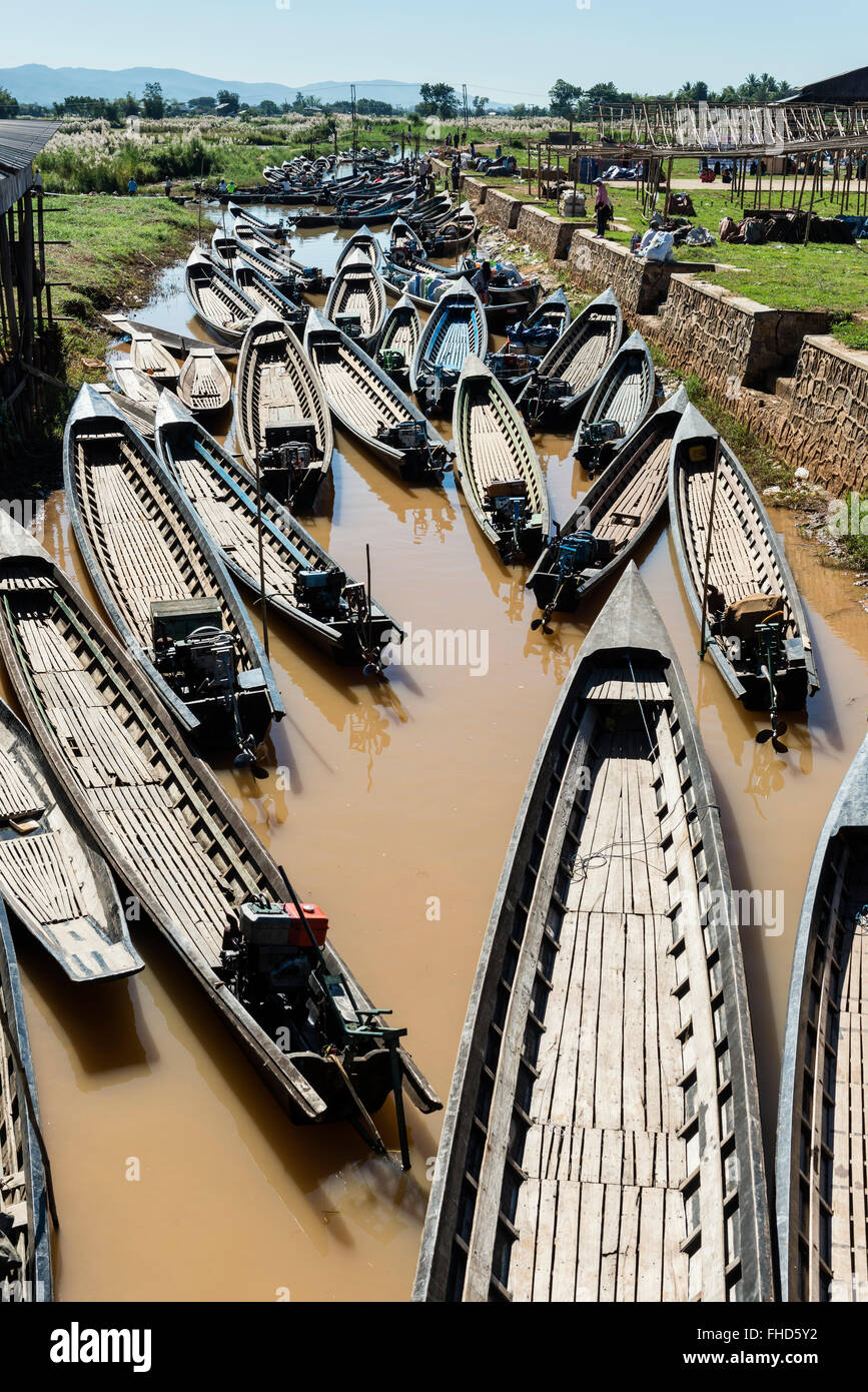 Bateaux garés dans un canal. Le lac Inle, en Birmanie. Banque D'Images