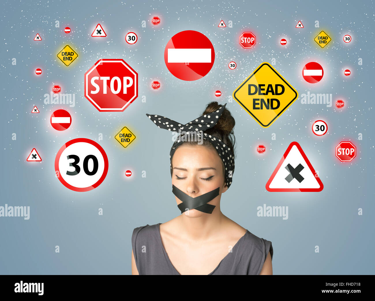 Jeune femme avec bouche collés et les feux de circulation Banque D'Images