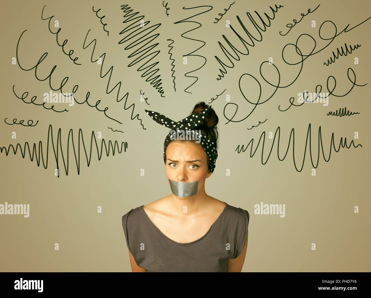 Jeune femme avec la bouche et lignes bouclés collés Banque D'Images