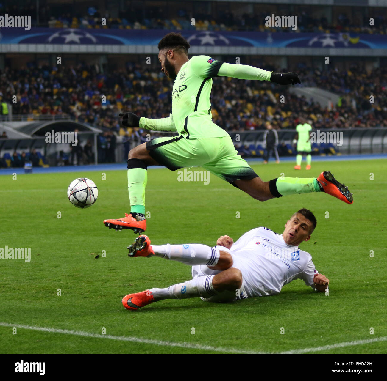 Kiev, Ukraine. 24 Février, 2016. Yevhen Khacheridi de Dynamo Kiev (en blanc) se bat pour une balle avec Raheem Sterling de Manchester City FC au cours de l'UEFA Champions League Round 16 match de football FC Dynamo Kyiv vs Manchester City à NSC Olimpiyskyi stadium à Kiev, le 24 février 2016. Man.City a gagné 3-1. Crédit : Oleksandr Prykhodko/Alamy Live News Banque D'Images
