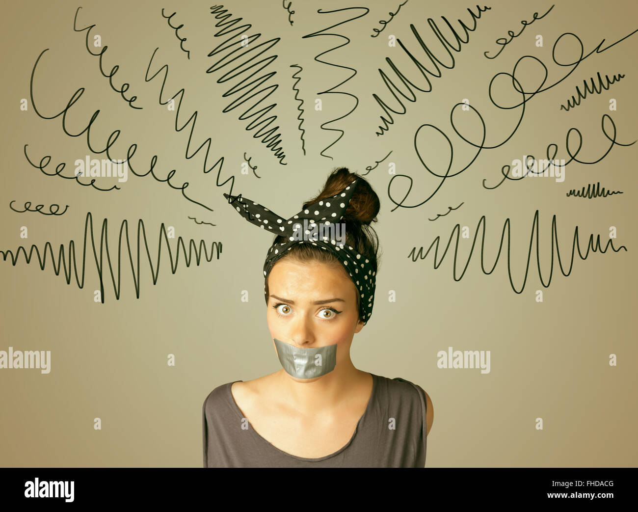 Jeune femme avec la bouche et lignes bouclés collés Banque D'Images