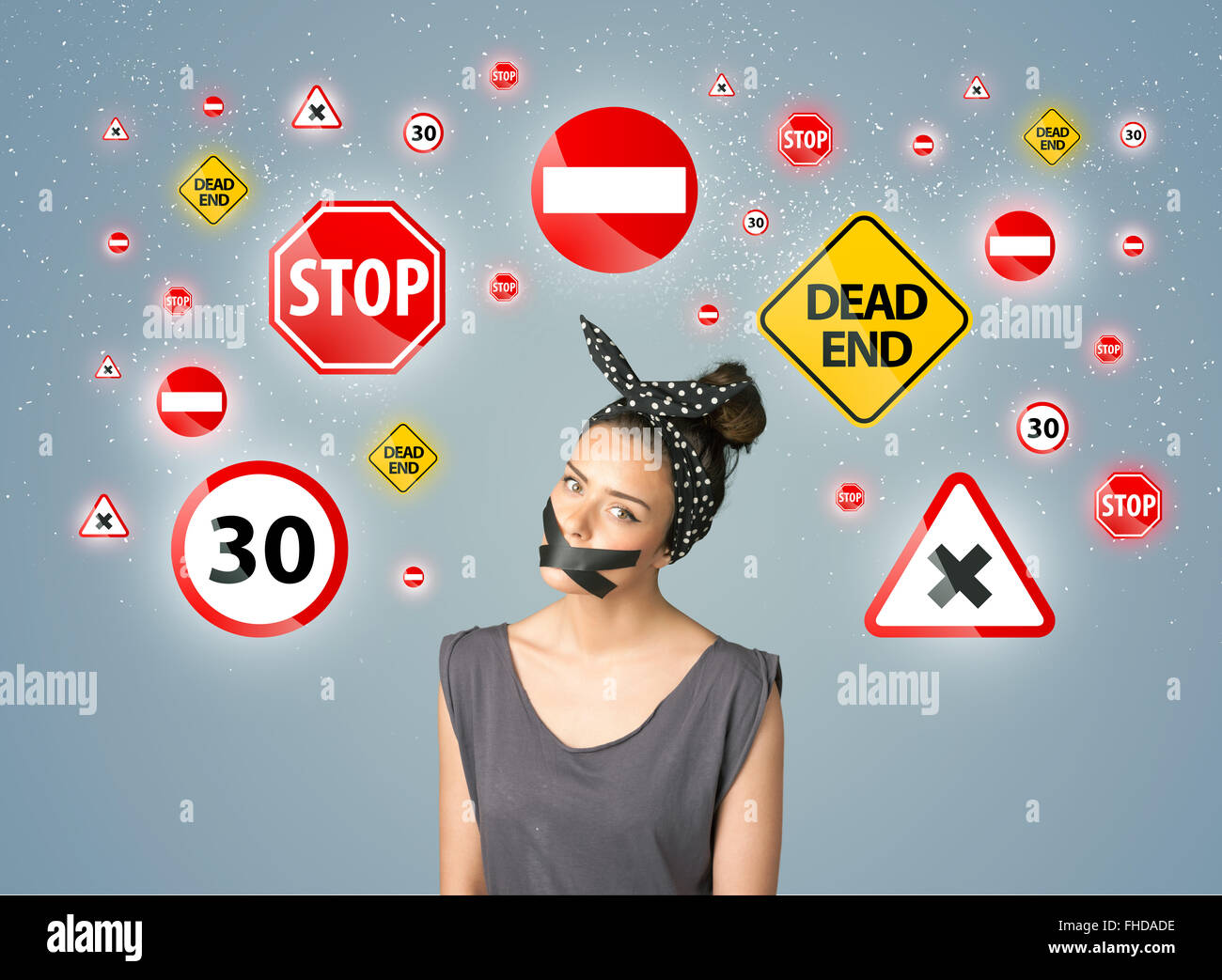 Jeune femme avec bouche collés et les feux de circulation Banque D'Images